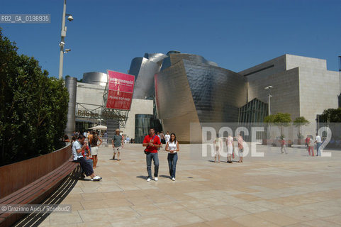 ( SPAGNA - SPAIN) BASQUE LAND VIZCAIA PAESI BASCHI : BILBAO : THE GUGGENHEIM MUSEUM DI FRANK GEHRY-  © 2004 Graziano Arici/Rosebud2 / GEO MUSEO ARCHITETTURA CONTEMPORANEA METALLO