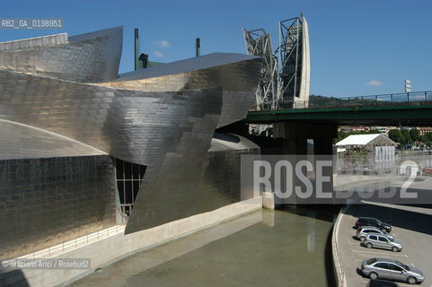 ( SPAGNA - SPAIN) BASQUE LAND VIZCAIA PAESI BASCHI : BILBAO : THE GUGGENHEIM MUSEUM DI FRANK GEHRY-  © 2004 Graziano Arici/Rosebud2 / GEO MUSEO ARCHITETTURA CONTEMPORANEA METALLO