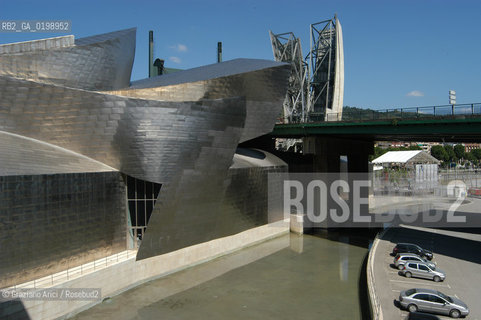 ( SPAGNA - SPAIN) BASQUE LAND VIZCAIA PAESI BASCHI : BILBAO : THE GUGGENHEIM MUSEUM DI FRANK GEHRY-  © 2004 Graziano Arici/Rosebud2 / GEO MUSEO ARCHITETTURA CONTEMPORANEA METALLO