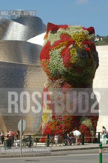 ( SPAGNA - SPAIN) BASQUE LAND VIZCAIA PAESI BASCHI : BILBAO : THE GUGGENHEIM MUSEUM DI FRANK GEHRY PUPPY BY JEFF KOONS -  © 2004 Graziano Arici/Rosebud2 / GEO MUSEO ARCHITETTURA CONTEMPORANEA METALLO GATTO.