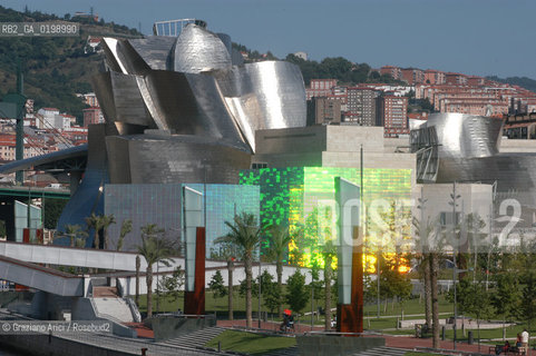 ( SPAGNA - SPAIN) BASQUE LAND VIZCAIA PAESI BASCHI : BILBAO : THE GUGGENHEIM MUSEUM DI FRANK GEHRY-  © 2004 Graziano Arici/Rosebud2 / GEO MUSEO ARCHITETTURA CONTEMPORANEA METALLO