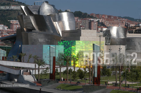 ( SPAGNA - SPAIN) BASQUE LAND VIZCAIA PAESI BASCHI : BILBAO : THE GUGGENHEIM MUSEUM DI FRANK GEHRY-  © 2004 Graziano Arici/Rosebud2 / GEO MUSEO ARCHITETTURA CONTEMPORANEA METALLO