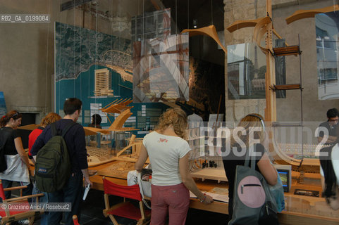 GENOVA IL PORTO VECCHIO : MOSTRA SULLE OPERE DELLARCHITETTO RENZO PIANO © 2004 Graziano Arici/Rosebud2 ARCHITETTURA CONTEMPORANEA