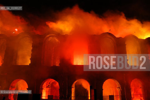 FRANCIA ARLES (PROVENCE-PROVENZA) MARZO 2005 - MANIFESTAZIONI PER LA FERIA DI PASQUA ©Graziano Arici/Rosebud2 GEO TORO CAVALLO COURSE CAMARGUE ARENA FUOCHI DARTIFICIO