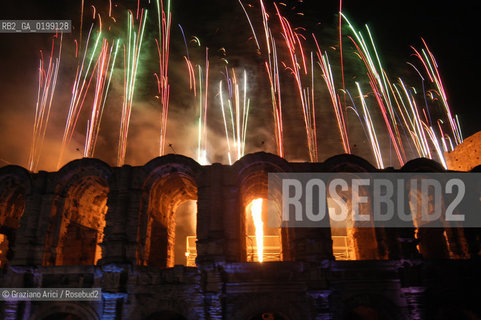 FRANCIA ARLES (PROVENCE-PROVENZA) MARZO 2005 - MANIFESTAZIONI PER LA FERIA DI PASQUA ©Graziano Arici/Rosebud2 GEO TORO CAVALLO COURSE CAMARGUE ARENA FUOCHI DARTIFICIO