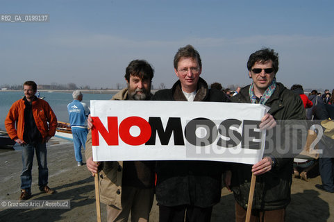 VENEZIA MARZO 2005 : ELEZIONI PER IL SINDACO - LEX PUBBLICO MINISTERO FELICE CASSON IN CAMPAGNA ELETTORALE  IN UNA MANIFESTAZIONE CONTRO LE DIGHE MOBILI (MOSE )  CON PAOLO CACCIARI ©Graziano Arici/Rosebud2