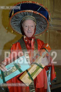 VENEZIA MARZO 2005 - IL PROPRIETARIO DELLHARRYS BAR ARRIGO CIPRIANI MANIFESTA, VESTITO DA CINESE, VENDENDO I SUOI PRODOTTI IN STRADA CONTRO IL COMMERCIO AMBULANTE ABUSIVO. SONO PRESENTI ALCUNI RAPPRESENTANTI DELLA LEGA MAZZONETTO ©Graziano Arici/Rosebud2