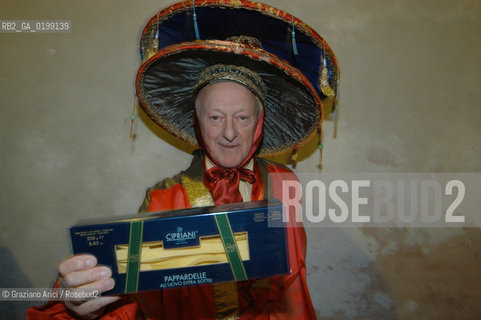 VENEZIA MARZO 2005 - IL PROPRIETARIO DELLHARRYS BAR ARRIGO CIPRIANI MANIFESTA, VESTITO DA CINESE, VENDENDO I SUOI PRODOTTI IN STRADA CONTRO IL COMMERCIO AMBULANTE ABUSIVO. SONO PRESENTI ALCUNI RAPPRESENTANTI DELLA LEGA MAZZONETTO ©Graziano Arici/Rosebud2