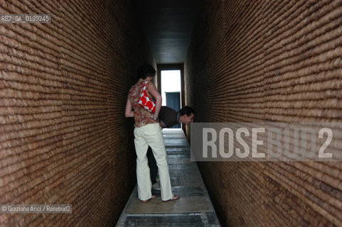 VENEZIA8/06/05 - 51 ESPOSIZIONE INTERNAZIONALE DARTE -INSTALLAZIONE DI BUSTINE DI TE DI TANIA BRUGUERA ©Graziano Arici/Rosebud2