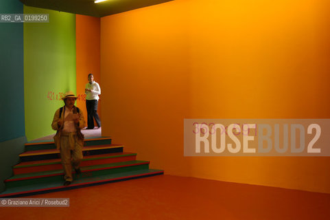 VENEZIA8/06/05 - 51 ESPOSIZIONE INTERNAZIONALE DARTE - INSTALLAZIONE DI VASCO ARAUJO ©Graziano Arici/Rosebud2