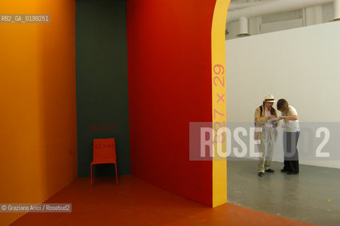 VENEZIA8/06/05 - 51 ESPOSIZIONE INTERNAZIONALE DARTE - INSTALLAZIONE DI VASCO ARAUJO ©Graziano Arici/Rosebud2