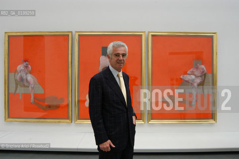 VENEZIA8/06/05 - 51 ESPOSIZIONE INTERNAZIONALE DARTE -  IL PRESIDENTE DELLA BIENNALE DAVIDE CROFF NELLA SALA DEL PITTORE FRANCIS BACON  ©Graziano Arici/Rosebud2