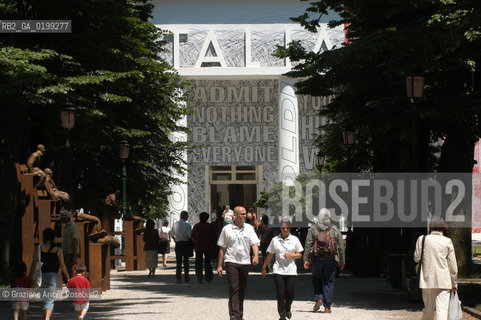 VENEZIA8/06/05 - 51 ESPOSIZIONE INTERNAZIONALE DARTE - IL PADIGLIONE ITALIA CON LNSTALLAZIONE DI BARBARA KRUGER ©Graziano Arici/Rosebud2 BIENNALE GIARDINI