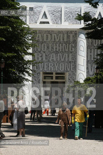 VENEZIA8/06/05 - 51 ESPOSIZIONE INTERNAZIONALE DARTE - IL PADIGLIONE ITALIA CON LNSTALLAZIONE DI BARBARA KRUGER ©Graziano Arici/Rosebud2 BIENNALE GIARDINI