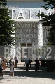 VENEZIA8/06/05 - 51 ESPOSIZIONE INTERNAZIONALE DARTE - IL PADIGLIONE ITALIA CON LNSTALLAZIONE DI BARBARA KRUGER ©Graziano Arici/Rosebud2 BIENNALE GIARDINI