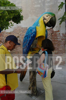 VENEZIA 8/06/05 - 51 ESPOSIZIONE INTERNAZIONALE DARTE - LARSENALE: CABINE TELEFONICHE A FORMA DI PAPPAGALLO ©Graziano Arici/Rosebud2