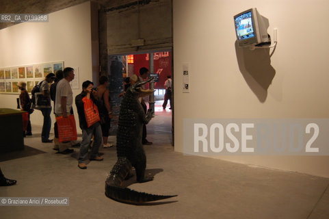 VENEZIA 8/06/05 - 51 ESPOSIZIONE INTERNAZIONALE DARTE - LARSENALE: THE INSTALLATION OF THE ARTIST SERGIO VEGA: PARADISE IN THE NEW WORD  ©Graziano Arici/Rosebud2