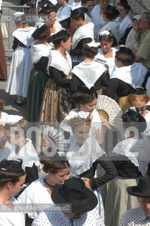 FRANCE - ARLES (PROVENCE-PROVENZA) : COCCARDE DOR FEAST ©Graziano Arici/Rosebud2 GEO COSTUME TIPICO