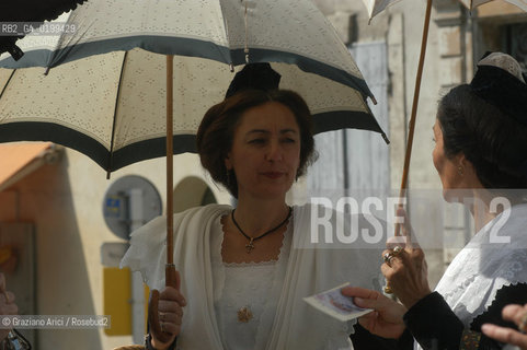 FRANCE - ARLES (PROVENCE-PROVENZA) : COCCARDE DOR FEAST ©Graziano Arici/Rosebud2 GEO COSTUME TIPICO