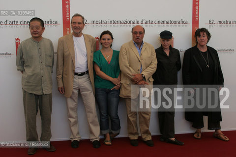 31_08_05 - 62 VENICE FILM FESTIVAL - THE JURY OF THE FILM FESTIVAL - FROM LEFT TO RIGHT: ACHENG, EDGAR REITZ, EMILIANA TORRINI, DANTE FERRETTI CLAIRE DENIS, CHRISTINE WACHON.©Graziano Arici/Rosebud2