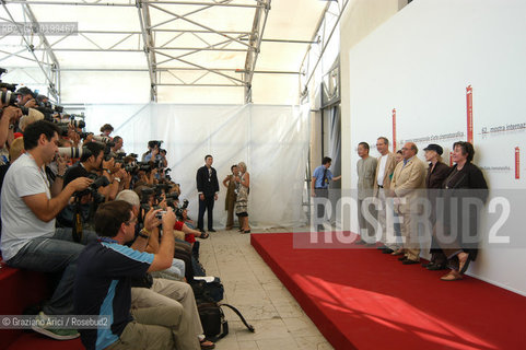 31_08_05 - 62 VENICE FILM FESTIVAL - THE JURY OF THE FILM FESTIVAL - FROM LEFT TO RIGHT: ACHENG, EDGAR REITZ, EMILIANA TORRINI, DANTE FERRETTI CLAIRE DENIS, CHRISTINE WACHON.©Graziano Arici/Rosebud2