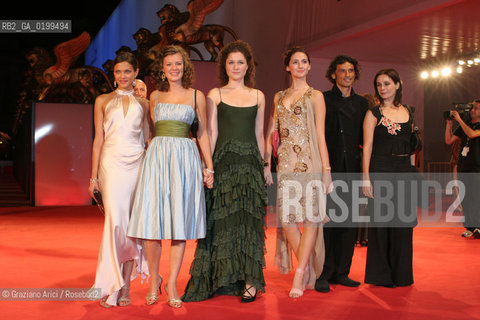 31_08_05 - 62 VENICE FILM FESTIVAL - FILM THE FINE ART OF LOVE - THE ACTOR ENRICO LO VERSO WITH THE ACTRESSES HANNAH TAYLOR GORDON, MARY NIGHT, ANNA MAGUIRE AND ANYA LAHIRI.©Graziano Arici/Rosebud2