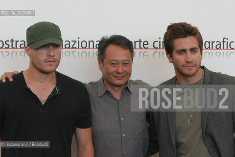 01_09_05 - 62 VENICE FILM FESTIVAL - FILM BROKEBACK MOUNTAIN - LEFT TO RIGHT: THE ACTOR HEATH LEDGER, THE DIRECTOR ANG LEE AND THE ACTOR JAKE GYLLENHAAL.©Graziano Arici/Rosebud2