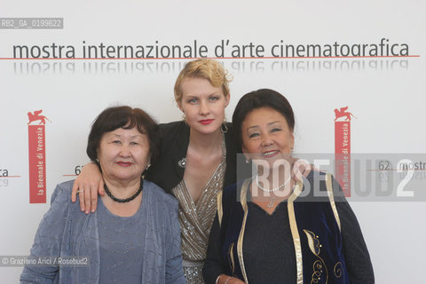 02_09_05 - 62 VENICE FILM FESTIVAL - FILM VOKALDY PARALELDER - THE ACTRESS RENATA LITVINOVA WITH THE SINGER ROZA DZHAMANOVA AND THE SINGER BIBIGUL TULEGENOVA.©Graziano Arici/Rosebud2