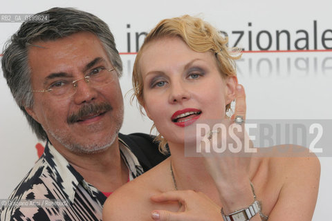 02_09_05 - 62 VENICE FILM FESTIVAL - FILM VOKALDY PARALELDER - THE ACTRESS RENATA LITVINOVA WITH THE DIRECTOR RUSTAM KHAMDAMOV.©Graziano Arici/Rosebud2