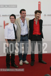 04_09_05 - 62 VENICE FILM FESTIVAL - FILM EVERYTHING IS ILLUMINATED - LEFT TO RIGHT: THE ACTOR ELIJAH WOOD, THE DIRECTOR LIEV SCHREIBER AND THE ACTOR EUGENE HUTZ.©Graziano Arici/Rosebud2