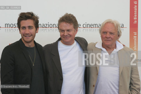 05_09_05 - 62 VENICE FILM FESTIVAL - FILM PROOF - LEFT TO RIGHT: THE ACTOR JAKE GYLLENHAAL, THE DIRECTOR JOHN MADDEN, THE ACTOR ANTHONY HOPKINS.©Graziano Arici/Rosebud2