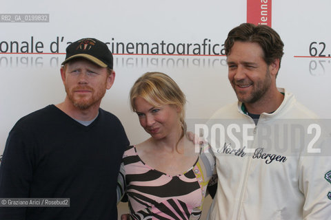 05_09_05 - 62 VENICE FILM FESTIVAL - FILM CINDERELLA MAN - LEFT TO RIGHT: THE DIRECTOR RON HOWARD AND THE ACTORS RENEE ZELLWEGER AND RUSSEL CROWE.©Graziano Arici/Rosebud2