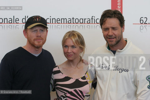 05_09_05 - 62 VENICE FILM FESTIVAL - FILM CINDERELLA MAN - LEFT TO RIGHT: THE DIRECTOR RON HOWARD AND THE ACTORS RENEE ZELLWEGER AND RUSSEL CROWE.©Graziano Arici/Rosebud2