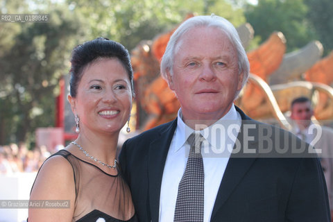 04_09_05 - 62 VENICE FILM FESTIVAL - FILM PROOF - PREMIERE/REDCARPET - THE ACTOR ANTHONY HOPKINS  WITH HIS WIFE.©Graziano Arici/Rosebud2