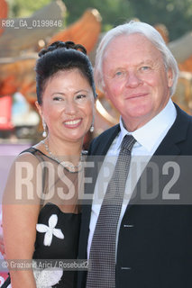 04_09_05 - 62 VENICE FILM FESTIVAL - FILM PROOF - PREMIERE/REDCARPET - THE ACTOR ANTHONY HOPKINS  WITH HIS WIFE.©Graziano Arici/Rosebud2