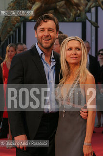 04_09_05 - 62 VENICE FILM FESTIVAL - FILM CINDERELLA MAN - PREMIERE/REDCARPET - THE ACTOR RUSSEL CROWE WITH HIS WIFE DANIELLE SPENCER..©Graziano Arici/Rosebud2