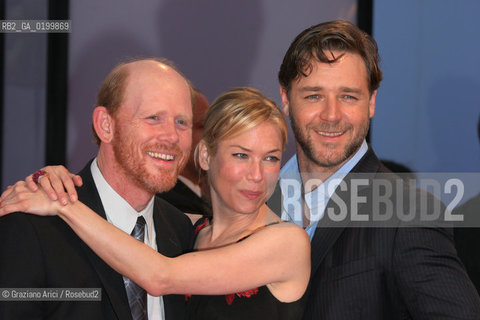 04_09_05 - 62 VENICE FILM FESTIVAL - FILM CINDERELLA MAN - PREMIERE/REDCARPET - THE DIRECTOR RON HOWARD WITHE THE ACTORS RENEE ZELLWEGER AND RUSSEL CROWE..©Graziano Arici/Rosebud2