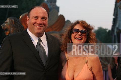 06_09_05 - 62 VENICE FILM FESTIVAL - FILM ROMANCE & CIGARETTES - PREMIERE/REDCARPET - THE ACTORS JAMES GANDOLFINI AND SUSAN SARANDON..©Graziano Arici/Rosebud2