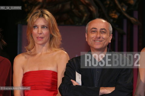 06_09_05 - 62 VENICE FILM FESTIVAL - FILM I GIORNI DELLABBANDONO - PREMIERE/REDCARPET - THE DIRECTOR ROBERTO FAENZA WITH THE ACTRESS MARGHERITA BUY..©Graziano Arici/Rosebud2