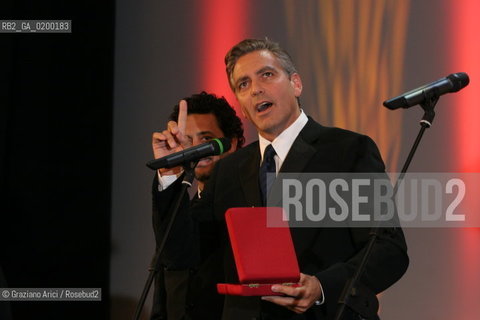 10_09_05 - 62¡ VENICE FILM FESTIVAL : THE OFFICIAL AWARDS - OSELLA FOR BEST SCREENPLAY TO GEORGE CLOONEY  AND GRANT HESLOV FOR THE MOVIE GOOD NIGHT AND GOOD LUCK ©Graziano Arici/Rosebud2