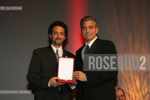 10_09_05 - 62¡ VENICE FILM FESTIVAL : THE OFFICIAL AWARDS - OSELLA FOR BEST SCREENPLAY TO GEORGE CLOONEY  AND GRANT HESLOV FOR THE MOVIE GOOD NIGHT AND GOOD LUCK ©Graziano Arici/Rosebud2
