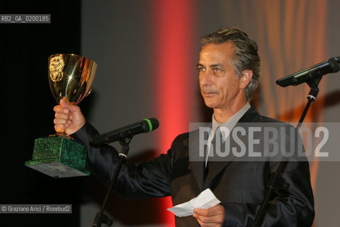 10_09_05 - 62¡ VENICE FILM FESTIVAL : THE OFFICIAL AWARDS - COPPA VOLPI FOR BEST ACTOR  TO DAVID STRATHAIRN IN THE MOVIE GOOD NIGHT AND GOOD LOOK ©Graziano Arici/Rosebud2