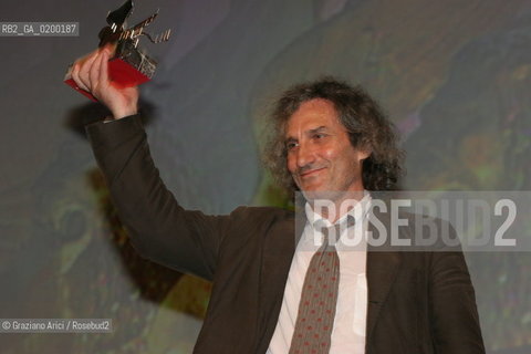 10_09_05 - 62¡ VENICE FILM FESTIVAL : THE OFFICIAL AWARDS  - SILVER LION FOR BEST DIRECTOR FOR THE MOVIE LES AMANTS REGULIERS BY PHILIPPE GARREL.©Graziano Arici/Rosebud2