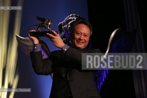 10_09_05 - 62¡ VENICE FILM FESTIVAL : THE OFFICIAL AWARDS  -  GOLDEN LION FOR BEST FILM BROKEBACK MOUNTAIN BY ANG LEE.©Graziano Arici/Rosebud2