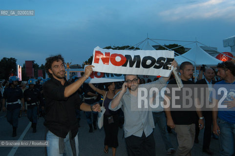 03_09_05 - 62 VENICE FILM FESTIVAL - BEPPE CACCIA LEADER IN THE DEMONSTRATION OF THE NO GLOBAL PEOPLE AGAINST THE MOSE PROJECT, THE DIKES AGAINST THE HIGH TIDE IN VENICE ©Graziano Arici/Rosebud2