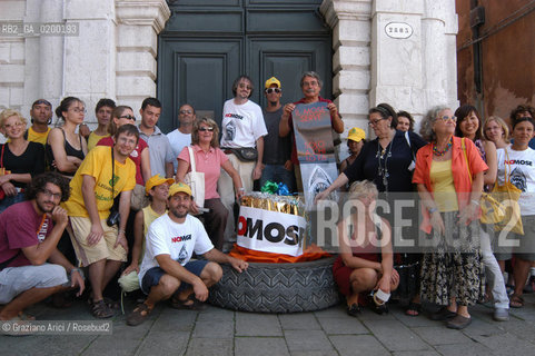VENEZIA SETTEMBRE 2005 - UN GRUPPO DI MILITANTI DELLASSEMBLEA NO MOSE DAVANTI ALLA SEDE DEL CONSORZIO VENEZIA NUOVA ©Graziano Arici/Rosebud2