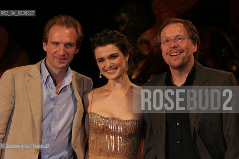 04_09_05 - 62 VENICE FILM FESTIVAL - FILM THE CONSTANT GARDENER - PREMIERE/REDCARPET - THE DIRECTOR FERNANDO MEIRELLES (RIGHT) WITH THE ACTORS  RACHEL WEISZ AND RALPH FIENNES .©Graziano Arici/Rosebud2