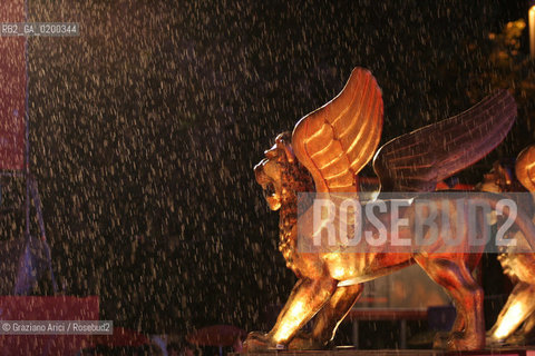 10/09/05 - 62¡ VENICE FILM FESTIVAL - FESTIVAL PALACE RAINING PIOGGIA.©Graziano Arici/Rosebud2