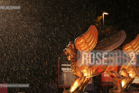 10/09/05 - 62¡ VENICE FILM FESTIVAL - FESTIVAL PALACE RAINING PIOGGIA.©Graziano Arici/Rosebud2