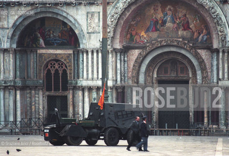 VENEZIA 9/05/1997 : ASSALTO DEL GIS AGLI AUTONOMISTI A VENEZIA IN PIAZZA S.MARCO ©Graziano Arici/Rosebud2  SERENISSIMI / AUTONOMIA / LEGA / CARRO ARMATO